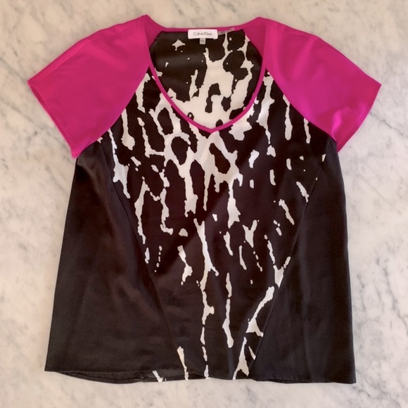 Calvin Klein v neck dressed up T in animal print with pop of pink size M - Picture 4 of 7